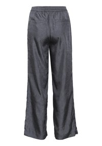 Czarne, szerokie spodnie o fakturowanej strukturze, z elastycznym pasem i dwoma tylnymi kieszeniami. Materiał ma pofałdowany wzór, dodający wizualnego zainteresowania.