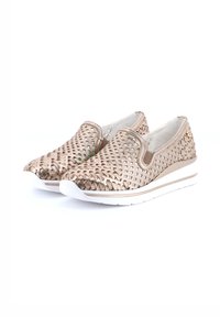 Scarpe slip-on con tomaia in tessuto metallico oro intrecciato, suola in gomma bianca e punta rotonda. Design leggero con pannelli laterali elasticizzati per il comfort.