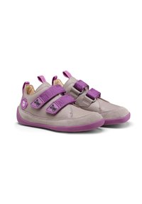 Lila und hellgraue Kinderschuhe mit zwei Klettverschlüssen und einer weichen Wildleder-Zehenkappe. Sie verfügen über eine strukturierte Gummisohle und ein kleines Logo.