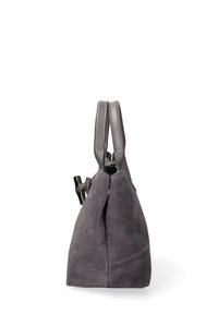 Borsa in suede grigia con dettagli in pelle, forma triangolare, doppi manici e chiusura con zip. Design minimalista senza hardware visibile.