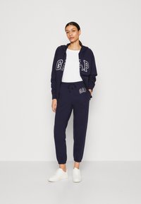GAP HERITAGE JOGGER - Pantaloni sportivi - navy uniform