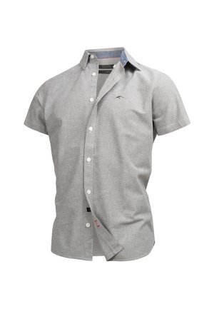 Chemise à manches courtes en tissu gris clair, avec un col, une poche poitrine avec logo, et des détails de col intérieur contrastants.