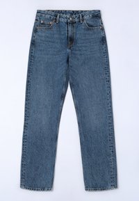 Jeans de mezclilla azul de pierna recta con cierre de botón, cinco bolsillos y un suave desvanecimiento. Detalles de costura a lo largo de las costuras.