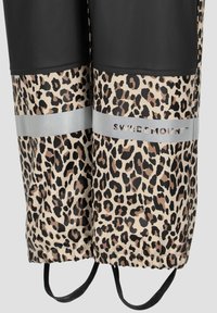 Vandtætte bukser med leopardtryk, der har en sort overdel, sølvfarvet logo og elastiske hæmmer med justerbare stropper.