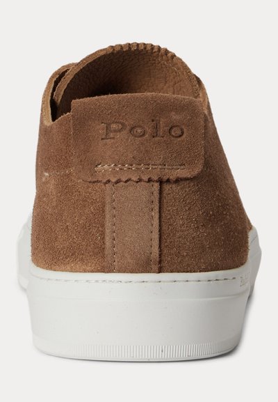 Brun semsket Polo-sneaker sett bakfra med hvit gummisåle og sydd merkeetikett på hælen.