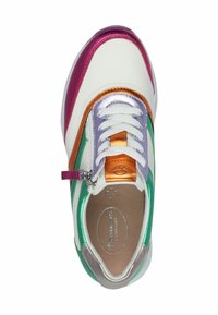 Mehrfarbige Sneaker mit einem oberen Teil aus weißem Leder, metallischen Akzenten in Pink, Orange und Lila, grünen Highlights und einem Schnürdesign.