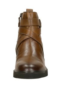 Bruine leren enkelboot met kruislings banden en een ritssluiting, voorzien van een ronde neus en een stevige zwarte zool. Glad textuur, minimale details.