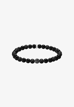 Schwarzes Perlenarmband mit einer zentralen Perle, die mit kleinen schwarzen Kristallen bedeckt ist, und einer kleinen silbernen Verschlussperle mit der Gravur "SABO".
