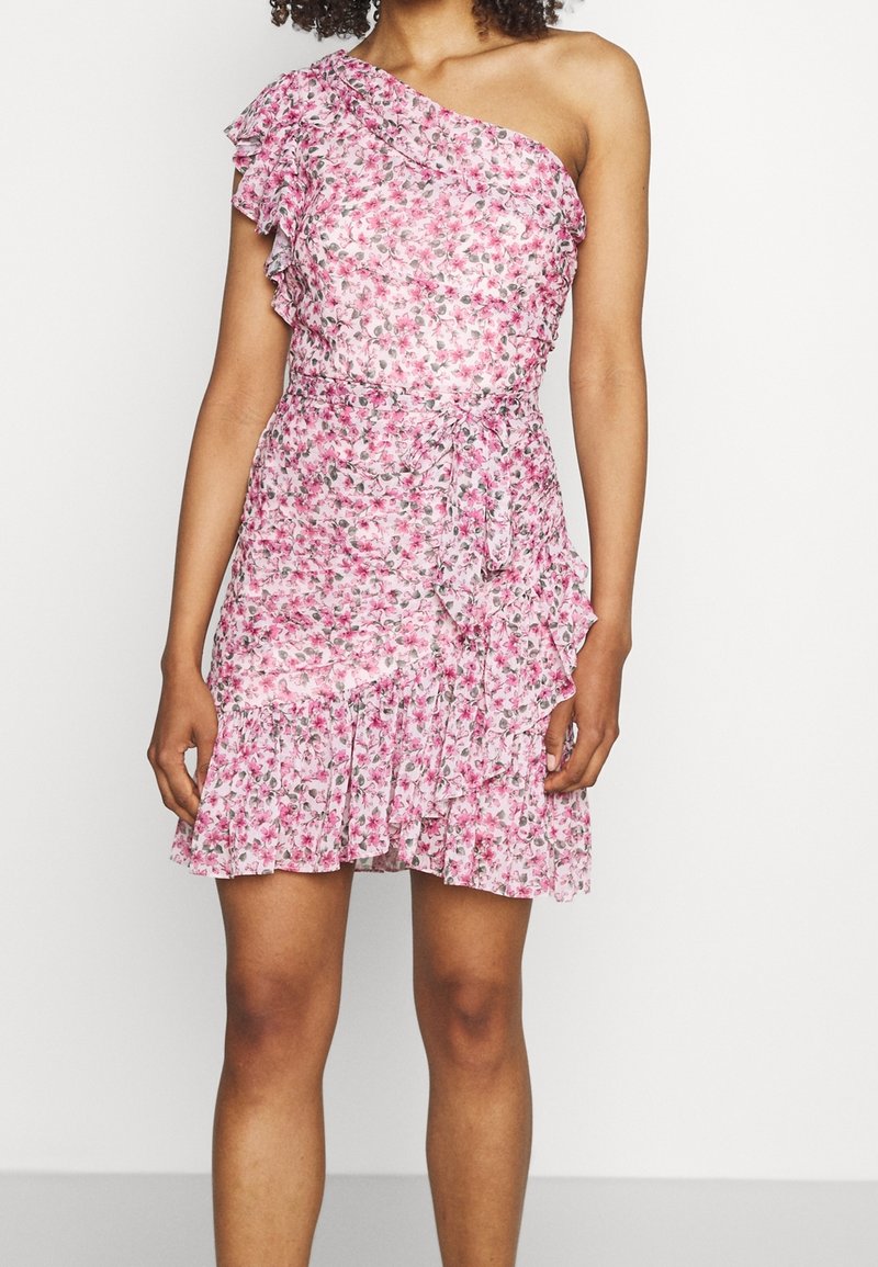 Robe fleurie rose avec une épaule, détail volants et jupe à niveaux. Fabriquée en tissu léger, avec un lien à la taille.