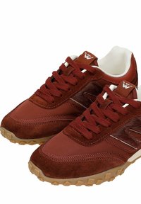 Czerwone buty sportowe z połączenia zamszu i materiałów syntetycznych. Charakteryzują się teksturowanymi akcentami, gumową podeszwą i płaskimi sznurówkami.
