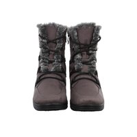 Paar grauer Winterstiefel mit schwarzen Sohlen, Kunstfellfutter und schwarzen Schnürsenkeln vorne, vor weißem Hintergrund fotografiert.