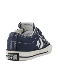 Marineblauwe canvas sneaker met wit sterrenlogo, witte stitching en een rubberen zool. Heeft een zwarte "Converse All Star" patch op de hiel.