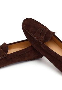 Mocassini in suede marrone scuro con cuciture mocassino e design slip-on, caratterizzati da una fascia penny e suola in gomma con pietre.