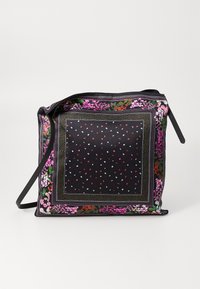 Zwarte stoffen tas met een bloemenrand in roze en kleurrijke accenten, een centraal patroon van kleine, verspreide bloemen en een verstelbare schouderband.