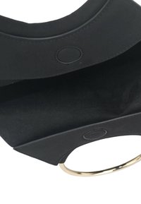Borsa nera in ecopelle con superficie liscia e manico ad anello in metallo dorato. Caratterizzata da pattina pieghevole con chiusura a scatto, interno non foderato.
