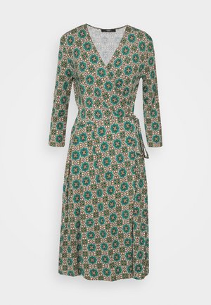 Vestido de manga larga tipo envolvente con un patrón geométrico de flores en tonos azul verdoso y marrón, con cinturón en la cintura, de longitud a la rodilla.