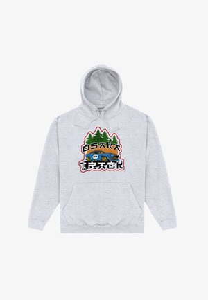 Lysegrå hættetrøje med en grafik af en blå racerbils foran grønne fyrretræer og stiliseret tekst, der lyder "Osaka Track."