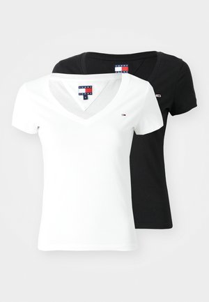 Deux T-shirts à col en V, en noir et blanc. Fabriqués en coton, avec des manches courtes et un petit logo sur la poitrine de chaque T-shirt.