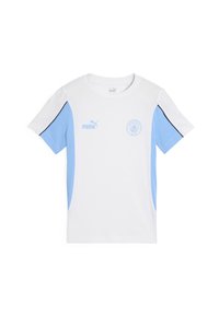 Bílý tričko s světle modrými bočními panely, na kterém je malé modré logo Puma a emblém Manchester City na hrudi. Krátké rukávy.