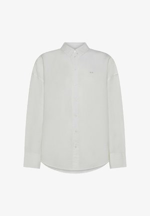 Camicia bianca a maniche lunghe con colletto classico, chiusura con bottoni e ricamo logo discreto sul petto. Tessuto dalla texture liscia.