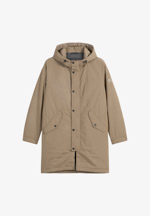 Hellbraune lange Kapuzenjacke mit Druckknöpfen vorne und zwei seitlichen Klappentaschen vor weißem Hintergrund.