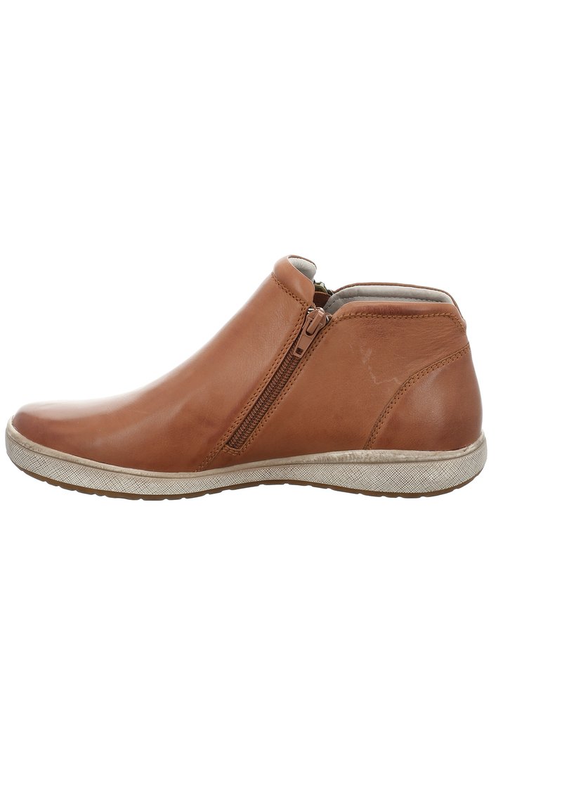 Ruskea nahkainen nilkkabooti, jossa on sivuvetoketju, uritettu päällinen, pyöristetty varvas ja kontrastivärinen valkoinen kumipohja.