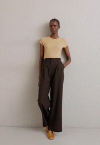 Filippa K FINE TEE - Pamata T-krekls - sand beige