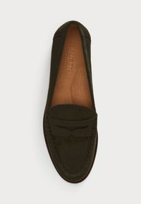 Dunkelgrüne Wildleder-slipper mit abgerundeter Spitze, dekorativer Naht und einem kleinen Akzent an der Vorderseite. Lederinnenfutter mit Perforationen.