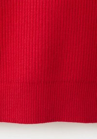 Gros plan d’un tissu en maille côtelée rouge montrant des lignes texturées verticales et une côte horizontale plus épaisse au bord inférieur.