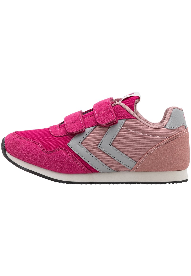 Sneakers rosa con una toma superiore testurizzata, caratterizzati da accenti grigi e due cinturini in velcro per la chiusura. Suola in gomma nera per la trazione.