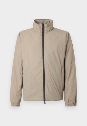 Chaqueta ligera, beige, con un alto cuello, cremallera frontal, puños elásticos y bolsillos laterales. Tejido suave y texturizado con costuras mínimas.