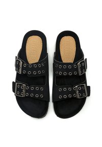 Sandalias de ante negro con dos correas ajustables que cuentan con ojales de metal en forma de círculo y cierres de hebilla, plantilla de corcho con un patrón texturizado.