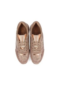 Beige sneakers med texturerat ormskinstryck, metalliska detaljer och tonade snörningar. Polstrad tunga och insida med varumärkeslogotyp på sidan.