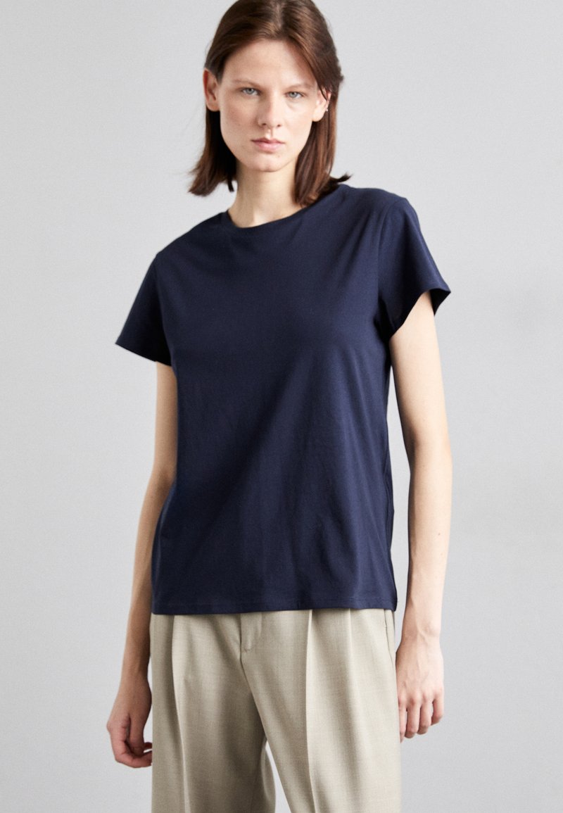 Filippa K SOFT TEE - Lihtne T-särk - navy