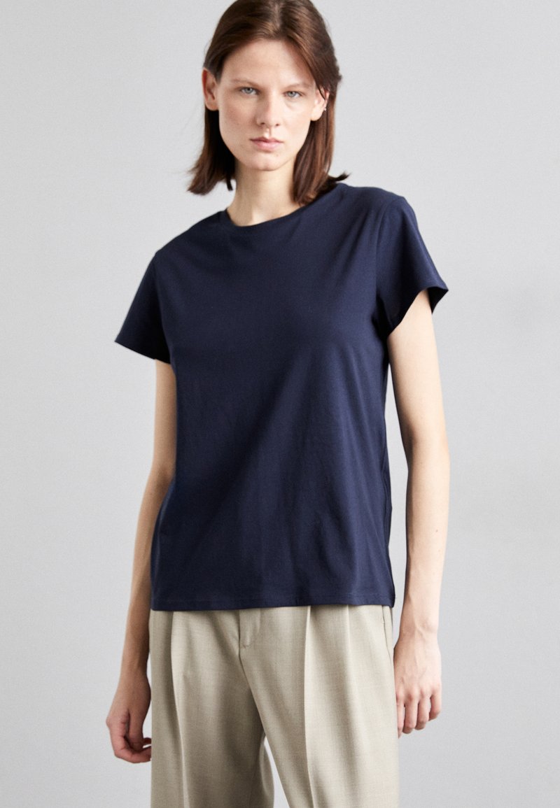 Filippa K - SOFT - Basic T-shirt - navy, Enlarge