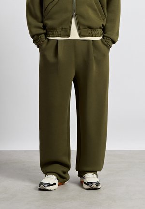 Burocs, SCUBA PLEATED UNISEX - Долнище на анцуг - khaki
