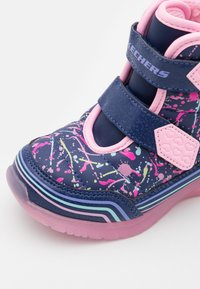 Skechers ILLUMI BRIGHTS - Støvletter - navy/pink
