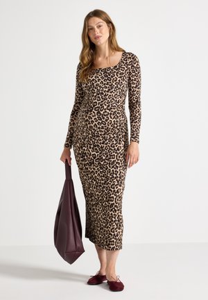 Klänning med leopardtryck, långärmad och fyrkantig halsringning; slät tyg, figurnära silhuett, kombinerad med en bordeauxfärgad handväska.