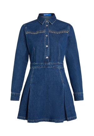 Donkerblauwe denim jurk met een kraaglijn, drukknoopsluiting en decoratieve studs. Heeft lange mouwen en een uitlopende rok met plooien.