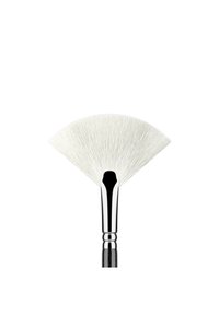 Fläktformad sminkborste med vita syntetiska hår, en glansig silverfärgad ferrule och ett strukturerat svart handtag.