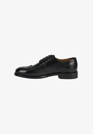 Zwarte leren geklede schoen met een gladde afwerking, semi-puntige neus, geperforeerde details en een platte hak. Vetersluiting met zes oogjes.