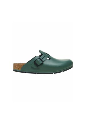 Grüne geschlossene Slip-On-Sandale mit schwarzem verstellbarem Schnallenriemen und Korkfußbett, von der Außenseite gezeigt.