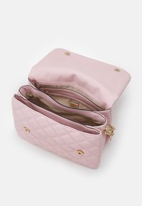 Vadderad rosa väska med slät yta, guldfärgade metallbeslag, två innerfack och säker tryckknappslåsning.