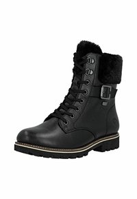 Černá kožená kotníková bota s límcem podšitým kožešinou, šněrovací design, detail s přezkou a texturovaná podrážka s kontrastním prošíváním.