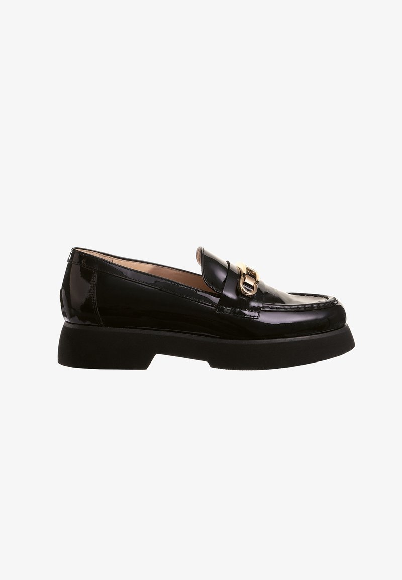 Mocassins en cuir verni noir avec un bout arrondi, un design enfilable et un accent en métal doré. Dotés d'une semelle en caoutchouc noir texturé.