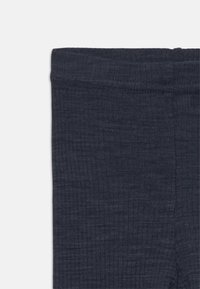 Söt�étkék bordázott leggings, puha tapintással és rugalmas derékkal. Varrás nélküli kialakítás, amely a hemig terjed kiegészítő részletek nélkül.
