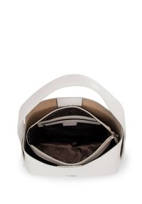 Bolso de cuero blanco con un asa superior. El interior cuenta con un forro oscuro, un bolsillo con cremallera y un amplio compartimento principal.