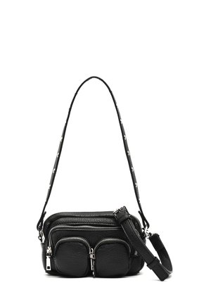 Czarna skórzana torba na ramię z dwoma przednimi kieszeniami na zamek, jedną główną komorą na zamek oraz regulowanym paskiem na ramię z srebrnymi oczkami.