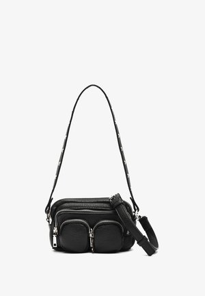 Czarna skórzana torba na ramię z dwoma przednimi kieszeniami na zamek, jedną główną komorą na zamek oraz regulowanym paskiem na ramię z srebrnymi oczkami.