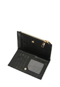 Črn usnjen denarnica z zlatim zadrgo. Ima predalčke za kartice, prozorno okno za identifikacijo in gumbasto zapiranje. Ima gladko teksturo z dekorativnimi šivi.
